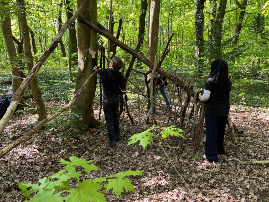 Wir bauen eine Laubhütte Hausotter Grundschule